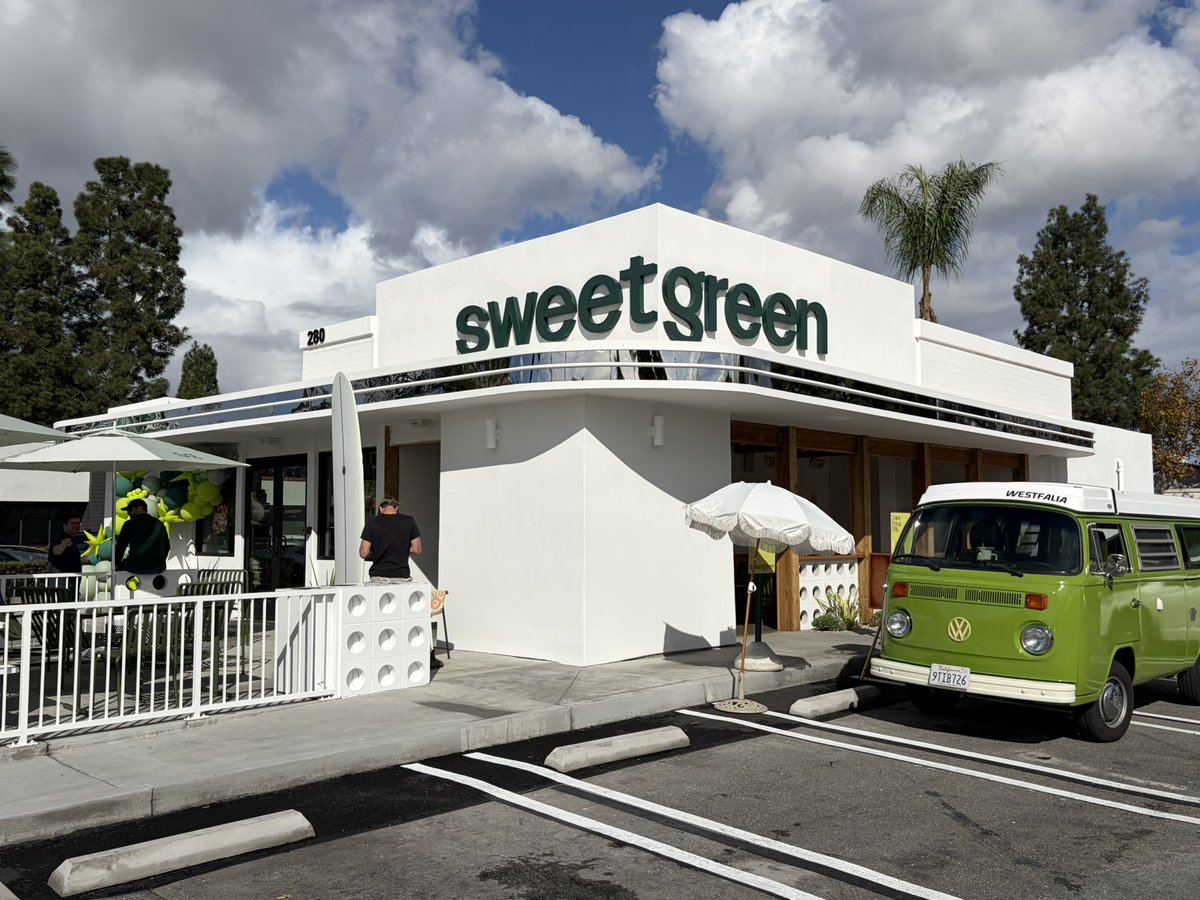 JonnyNemo's tweet image. Special Sweetgreen opening today. Our first Sweetlane (drive thru) powered by the Infinite Kitchen. 

Allows us to serve real food at the speed and convenience of fast food. 

Opens today in Costa Mesa, CA
