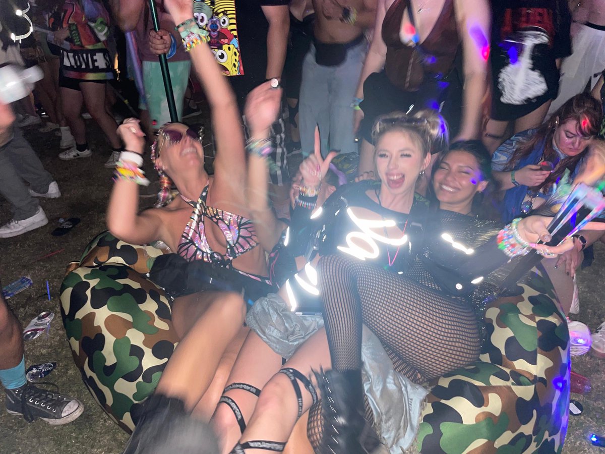 chelskx's tweet photo. Take me back to blurrrDC 🔥 #edcorlando https://t.co/Z1cWizOVNM