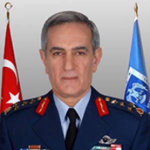 Evrim, savunmasını şöyle tamamladı:

“Bizler bu tuzağın kurbanlarıyız. Masum binlerce insan tasfiye edilerek, yerlerine yandaşlardan üç misli personel alındı. Önceki mahkeme başkanı Oğuz Dik ile siyasiler arasındaki mesajlar ortaya çıksın, başka bir şeye gerek kalmaz. Bu davanın