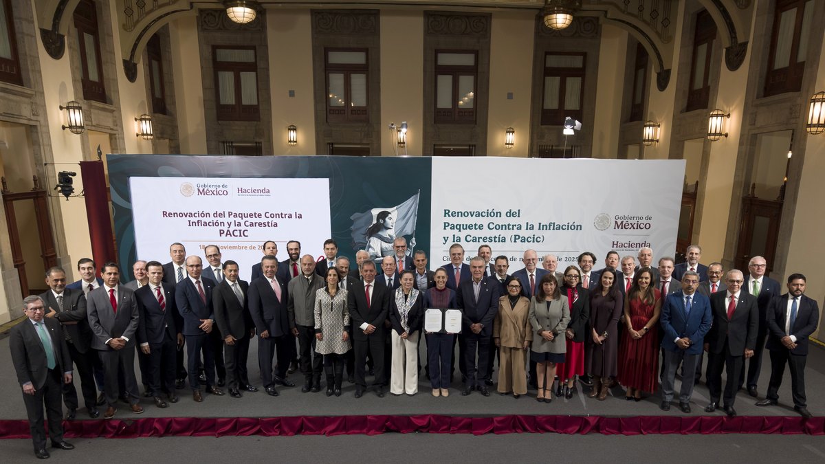 Claudiashein's tweet image. En Palacio Nacional, junto con empresarios firmamos la renovación del Paquete contra la Inflación y la Carestía (Pacic), para mantener el costo de la canasta básica en 910 pesos. Este acuerdo es excelente ejemplo de cómo gobierno e iniciativa privada podemos colaborar para…
