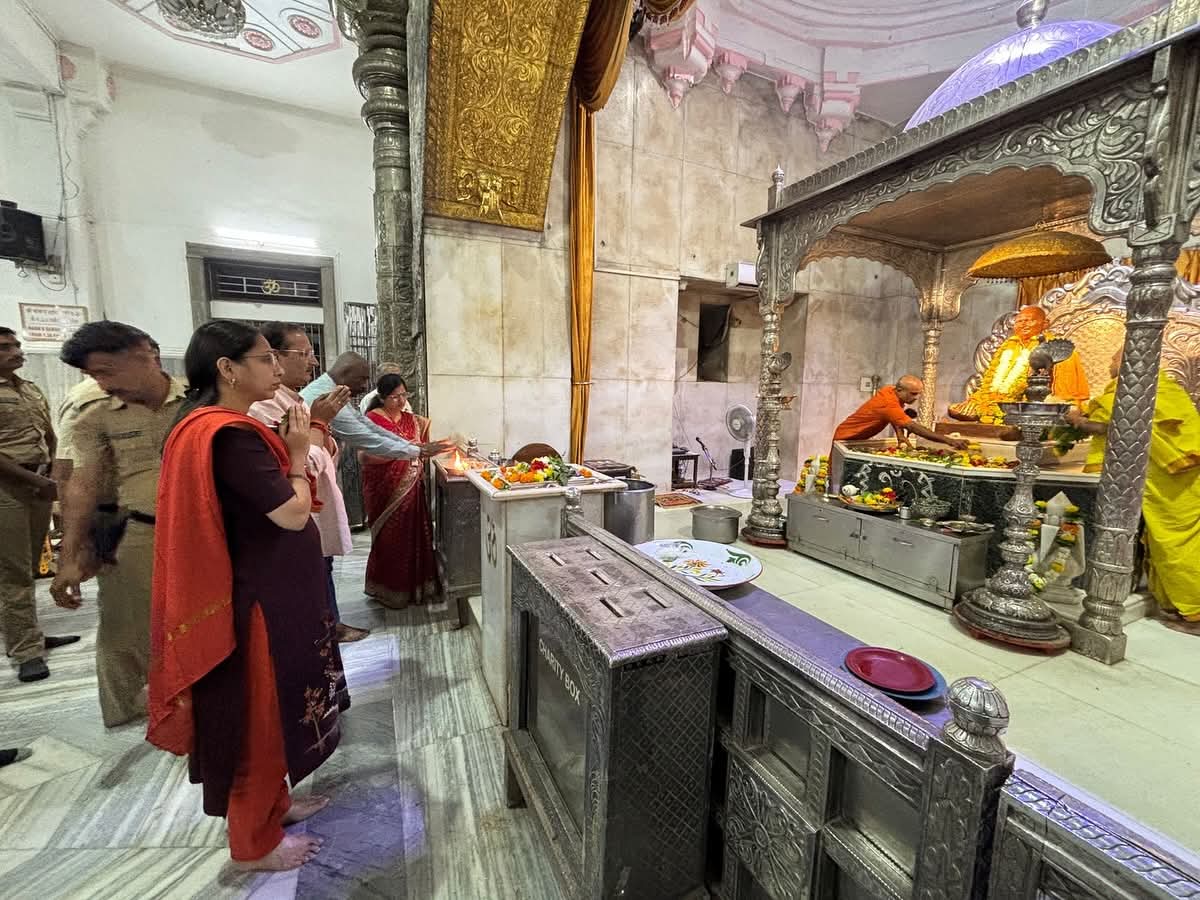 snehadubepandit's tweet photo. गणेशपुरी — शांतता, अध्यात्म आणि साधनेची भूमी 🌿🙏
श्रद्धेचे, शांततेचे आणि समाधानाचे क्षण… गणेशपुरीत परिवारासह केलेले पवित्र दर्शन.
#devdarshan #family #blessings #गणेशपुरी #नित्यानंदबाबा #शालिग्राममहाराज #संजीवनसमाधी #पवित्रदर्शन #परिवारासहदर्शन #आध्यात्मिकप्रवास #श्रद्धास्थान #भक्तिमार्ग #पावनभूमी #शांतीआणिआनंद #PositiveVibes #divineblessings