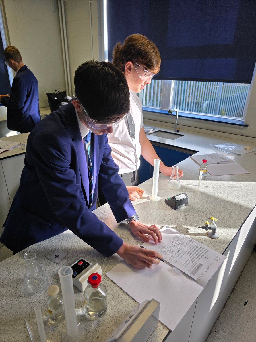Cansfield1's tweet image. 🔬 Year 11 Science in Action! 🔬

This week, our Year 11 students completed one of their required practicals, investigating how acid concentration affects the rate of reaction. Fantastic focus and great scientific thinking on show! 👏✨

#Science #RequiredPracticals #Year11