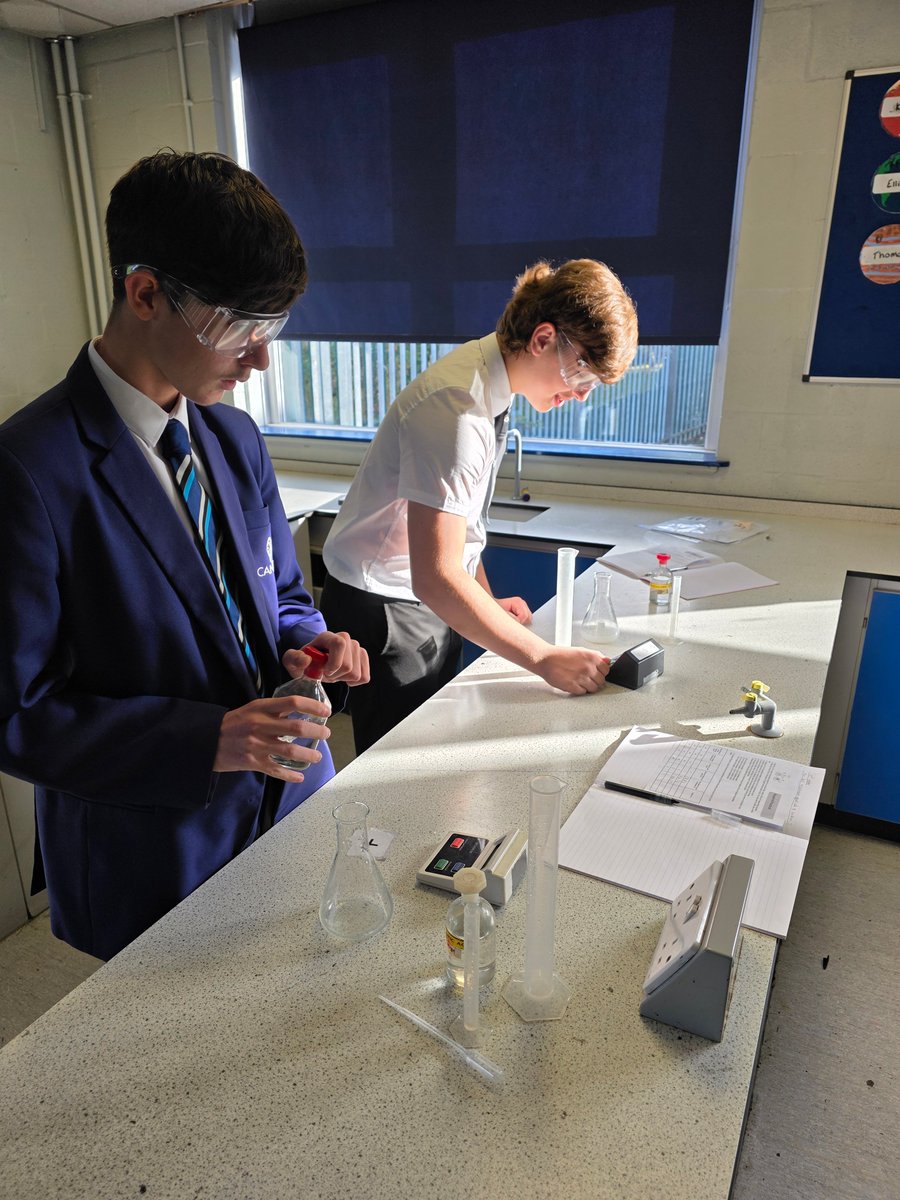 Cansfield1's tweet image. 🔬 Year 11 Science in Action! 🔬

This week, our Year 11 students completed one of their required practicals, investigating how acid concentration affects the rate of reaction. Fantastic focus and great scientific thinking on show! 👏✨

#Science #RequiredPracticals #Year11