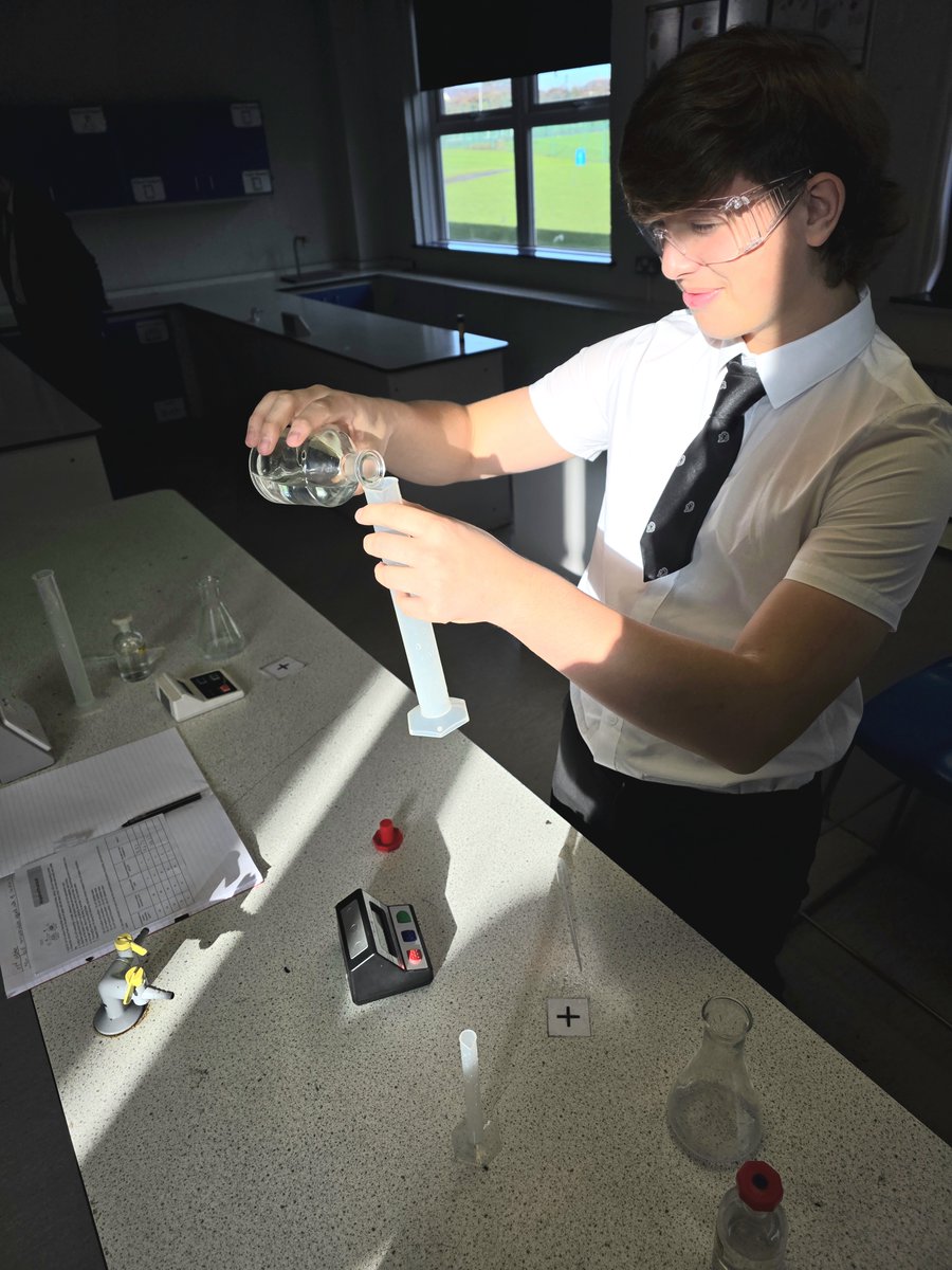 Cansfield1's tweet image. 🔬 Year 11 Science in Action! 🔬

This week, our Year 11 students completed one of their required practicals, investigating how acid concentration affects the rate of reaction. Fantastic focus and great scientific thinking on show! 👏✨

#Science #RequiredPracticals #Year11