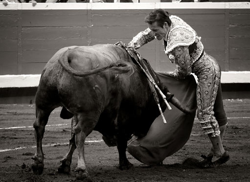 EspadasGal56460's tweet image. A quien no hace la cruz, el diablo se lo lleva. Diego Urdiales o como levantar un monumento a la suerte suprema.