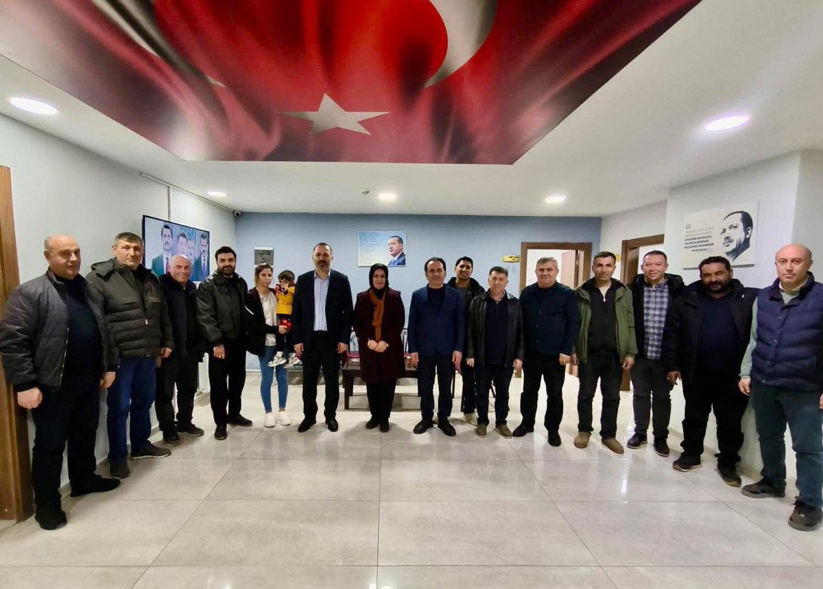 Kadın Kolları Başkanımız Gülten Özdemir ile birlikte, Merkez İlçe Başkanlığımızın toplantısına katıldık.

Aytaç Ulutaş Başkanımız ve kıymetli yönetiminin ev sahipliğinde, teşkilat çalışmaları, sahadaki faaliyetler ve önümüzdeki dönemin yol haritasını değerlendirdik.

İstişare