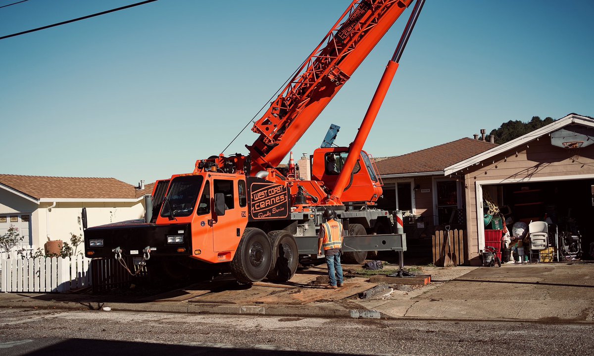 PTH_official1's tweet image. We’re one of the first tiny home companies to get a tiny home on wheels permitted as an ADU in the city of Pacifica without an ordinance! We’re really excited for this delivery. 🏗️ 

#craneoperator #cranemachine #cranelife #pacificaca #tinyhomeonwheels #tinyhomedelivery
