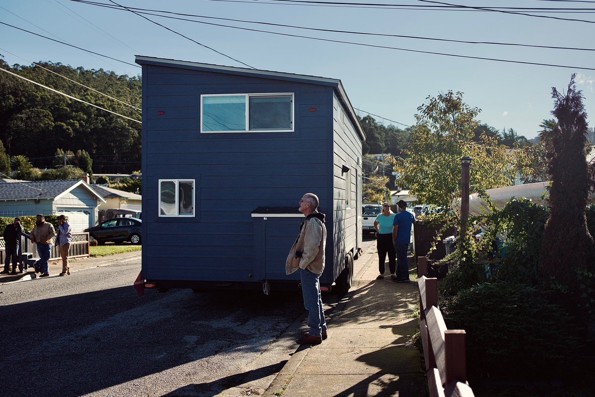 PTH_official1's tweet image. We’re one of the first tiny home companies to get a tiny home on wheels permitted as an ADU in the city of Pacifica without an ordinance! We’re really excited for this delivery. 🏗️ 

#craneoperator #cranemachine #cranelife #pacificaca #tinyhomeonwheels #tinyhomedelivery