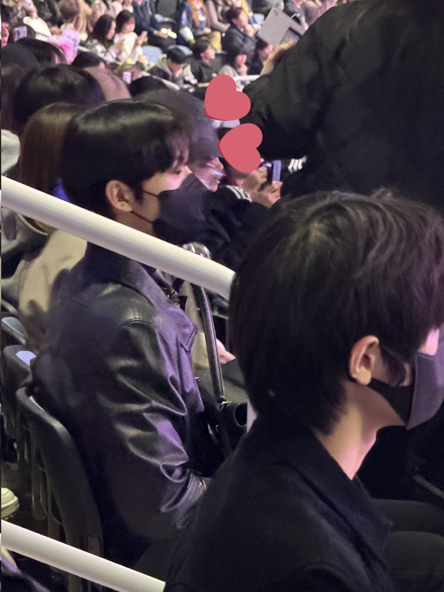 luck2j's tweet photo. 제보 받은 사진 허락 받구 풉니다 . . .
이거 지오 맞겠죠 아니면 좀 사고임 . . .
근데 저 옆태랑 눈이 너무 지오 아닌가? ㅜㅜ

아니근데... 허지오 진짜 이만큼남자라고? 이만큼 어깨넓고안기고싶은슬렌더연하남이라고? ㅠㅠ 누나힘들다 적당히해줘 https://t.co/k9jvV34CwY