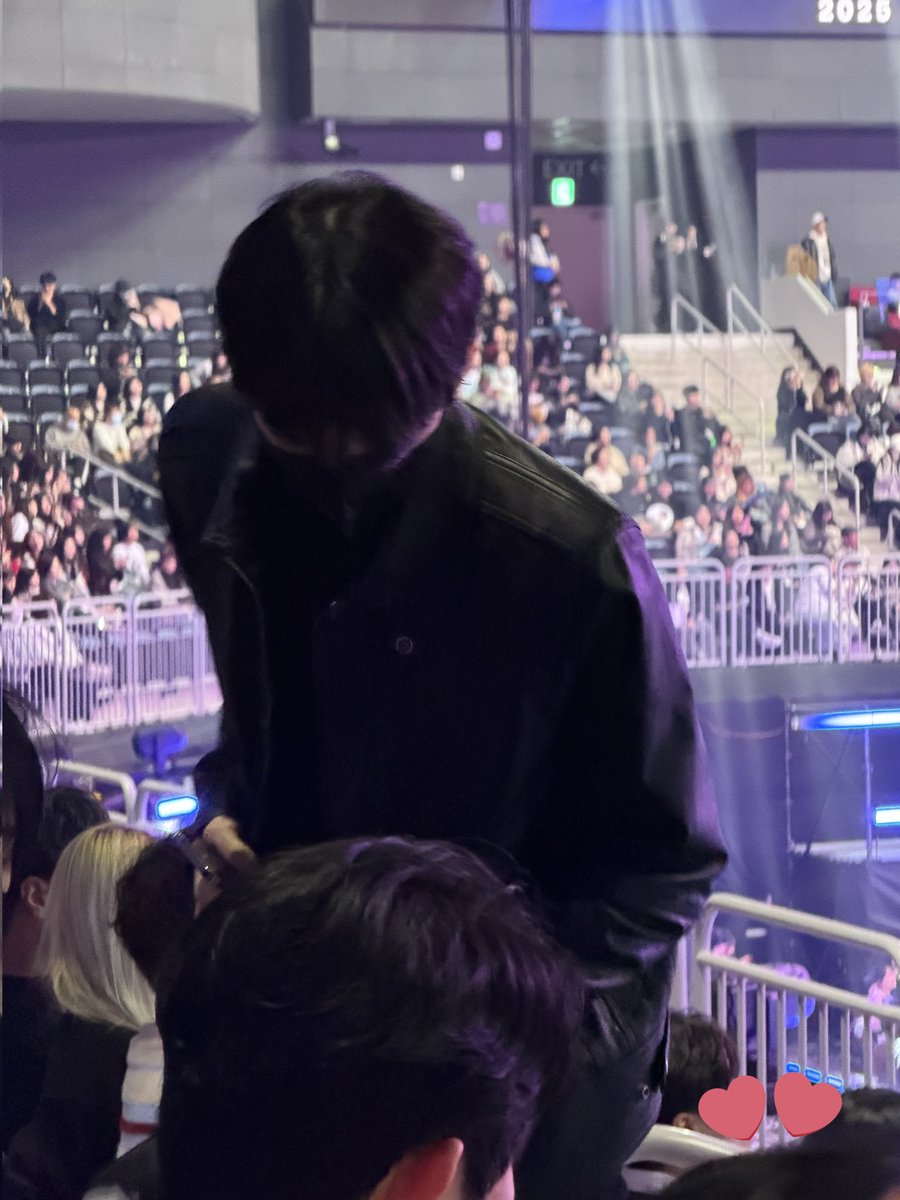 luck2j's tweet photo. 제보 받은 사진 허락 받구 풉니다 . . .
이거 지오 맞겠죠 아니면 좀 사고임 . . .
근데 저 옆태랑 눈이 너무 지오 아닌가? ㅜㅜ

아니근데... 허지오 진짜 이만큼남자라고? 이만큼 어깨넓고안기고싶은슬렌더연하남이라고? ㅠㅠ 누나힘들다 적당히해줘 https://t.co/k9jvV34CwY