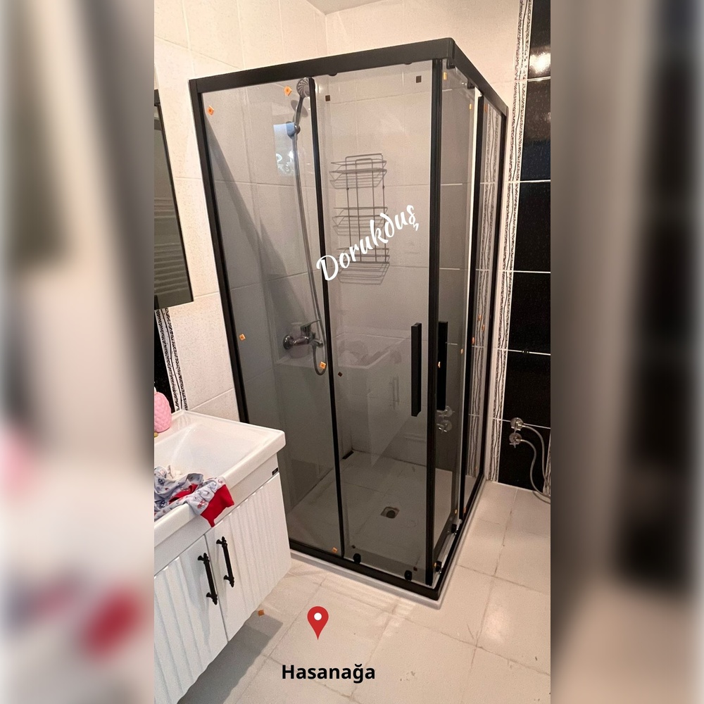 dorukdus's tweet image. Füme camın gizemiyle siyah profillerin asaletini buluşturan kare duşakabin modeli, banyoda karizmatik bir duruş sergiler 

#dorukduş #dorukdus #bursa #dusakabin #bursadaduşakabin #pleksi #pivotkapı #tekne #Kumlamakabin #kumlamadesen #yerliüretim #bakalit #isteyinyapalım #kumlama