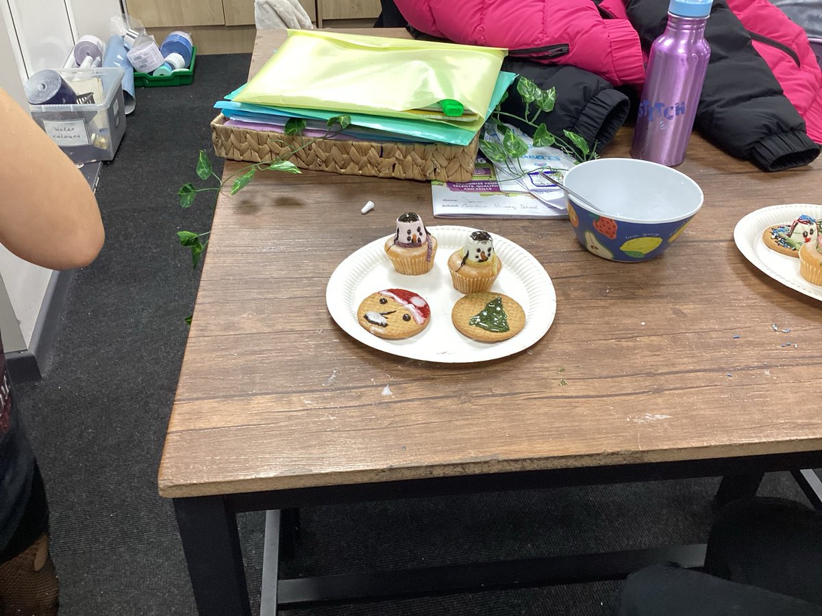 Another gorgeous evening at Christmas DT Club! Yesterday we we made some Christmas and Winter themed biscuits and cakes ☃️🎄❄️ <a href="/MonksdownMakes/">MonksdownMakes</a>