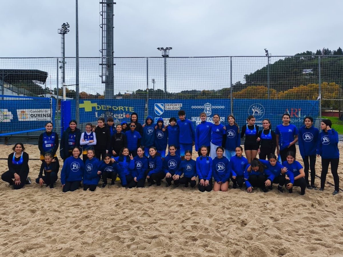 VoleiGalego's tweet image. 😄📸 Foto de familia e podios desta fin de semana en Oira!
🫶🏻 Ambientazo na proba infantil da Copa Deputación! 

volei.gal/volei-praia-ca…