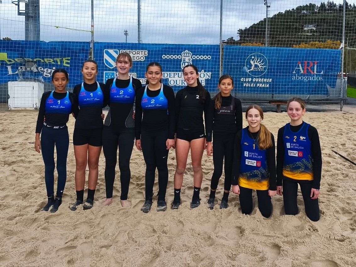 VoleiGalego's tweet image. 😄📸 Foto de familia e podios desta fin de semana en Oira!
🫶🏻 Ambientazo na proba infantil da Copa Deputación! 

volei.gal/volei-praia-ca…