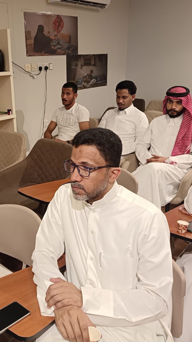 في أمسيةٍ ثرية أقيمت اليوم في مكتبة ومقهى كوب كتاب – حي الراشدية الأول، قدّم أ.د هاني بن عبدالله الملحم قراءة تحليلية آسرة حول صورة الحكيم الفيلسوف ابن سينا في تراجم البيهقي من كتاب تاريخ حكماء الإسلام، كاشفًا الأبعاد الفكرية والإنسانية التي صاغها التراث عن هذا العلَم الفلسفي.