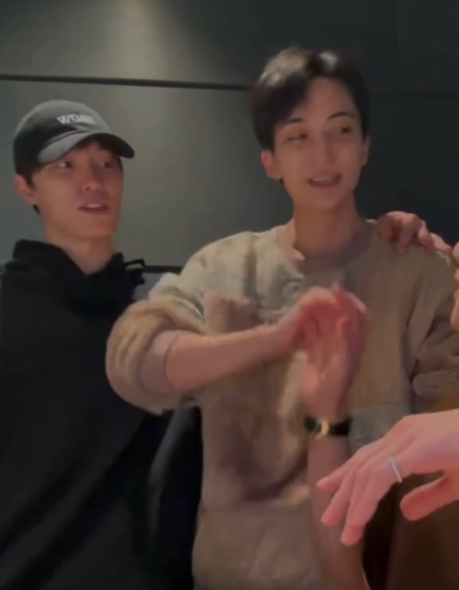 윤딘 이 정도 스킨십 거의 키스급으로 느껴짐