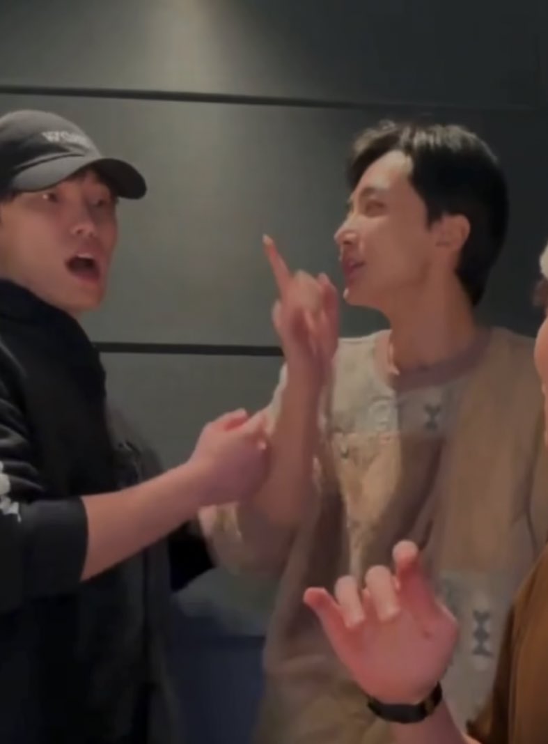 umyangohhang's tweet photo. 윤딘 이 정도 스킨십 거의 키스급으로 느껴짐 https://t.co/vkrmJmkrml