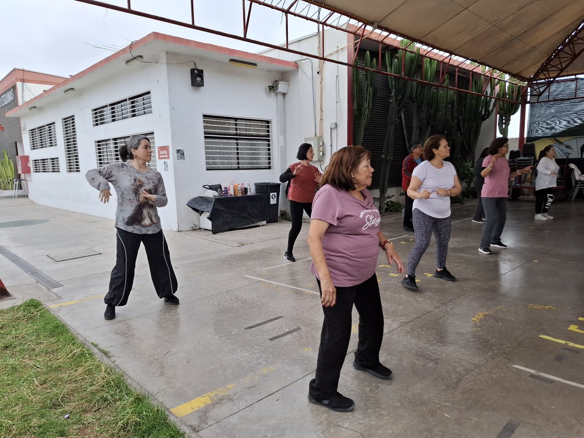 CentroCCCE's tweet image. ✅Llenos de energía los usuarios y usuarias de nuestro taller de Baile Entretenido comenzaron sus jornadas esta semana, al ritmo de Celia Cruz, con sus contagiosas salsas, entre otros artistas, guiados por el profesor Juan Patricio Moreno👏.