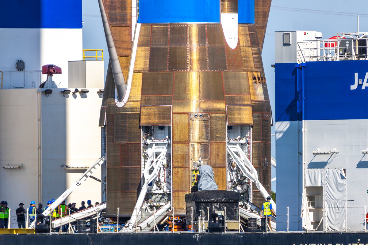 michaelsrockets's tweet image. New Glenn is sitting on Jacklyn, waiting to be lifted off for its transport back on Thursday.