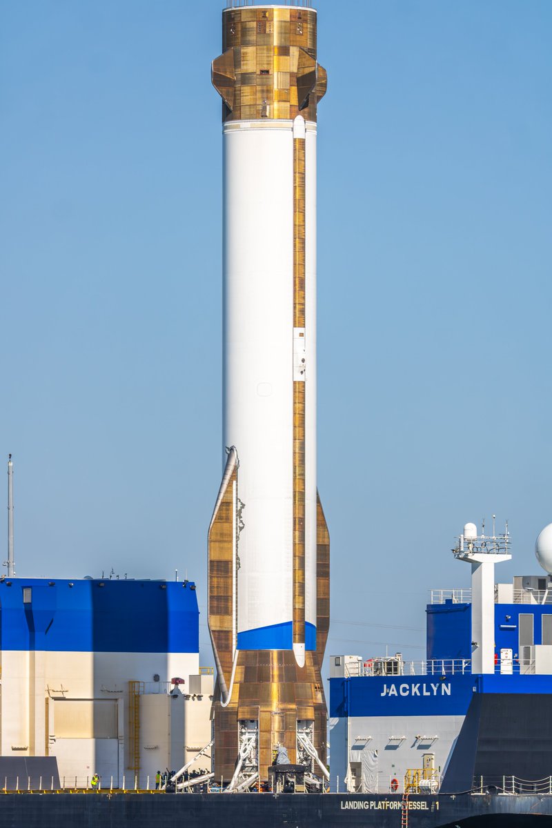 michaelsrockets's tweet image. New Glenn is sitting on Jacklyn, waiting to be lifted off for its transport back on Thursday.