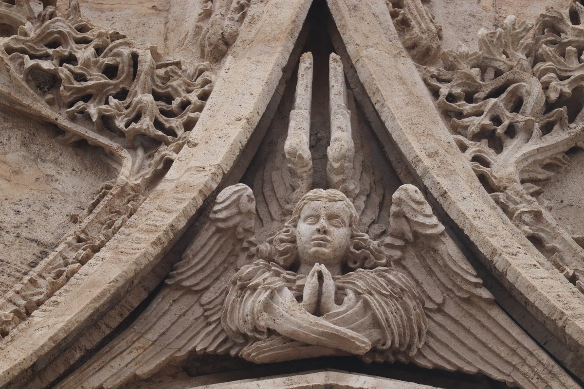 El maravilloso querubín que preside la puerta principal de la Lonja, hacia la plaza del mercado. Es pequeño y difícil de vislumbrar, pero con un objetivo de 250mm se puede cazar así.