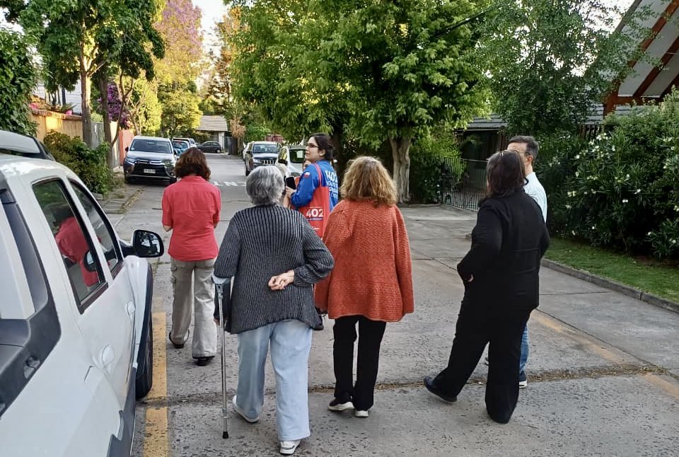 Nuestro equipo de Gestión Territorial coordinó una marcha exploratoria🚶‍♀️ en el sector del Centro de Seguridad Vecinal Pica-Colón (Cuadrante 143).
Estas acciones 🔍 buscan la identificación colaborativa de puntos a mejorar en el espacio público para una mayor seguridad vecinal🤝