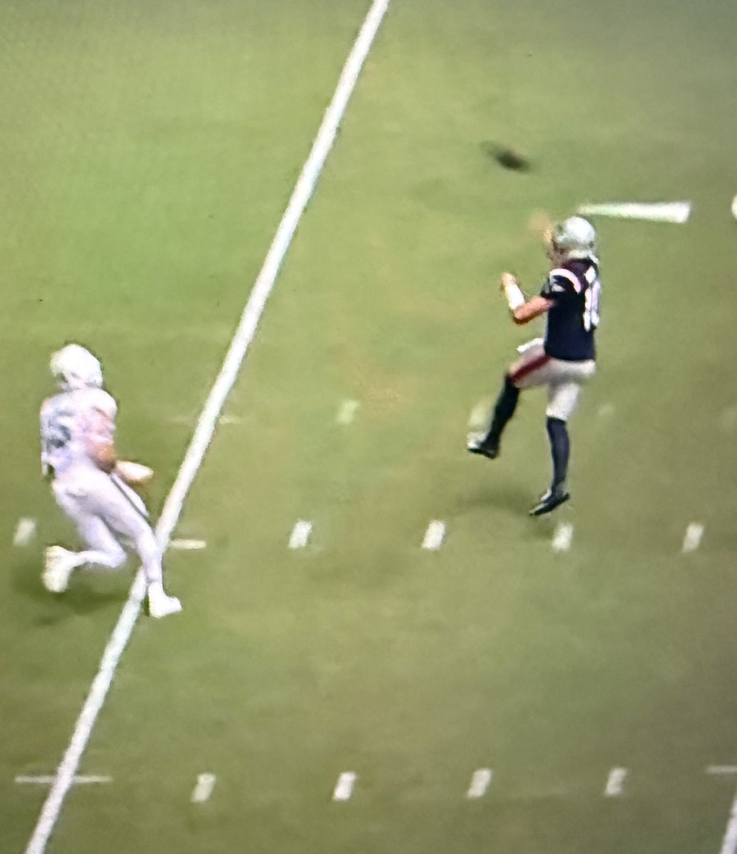 Teddyjradio's tweet image. One of the many things that makes D.M special is the Drake Maye “Skip-n-Rip”. He has a handful of plays every game where he jumps off his right foot and flicks the ball accurately and on target.  This play highlights his elite play making ability and why he is the most…