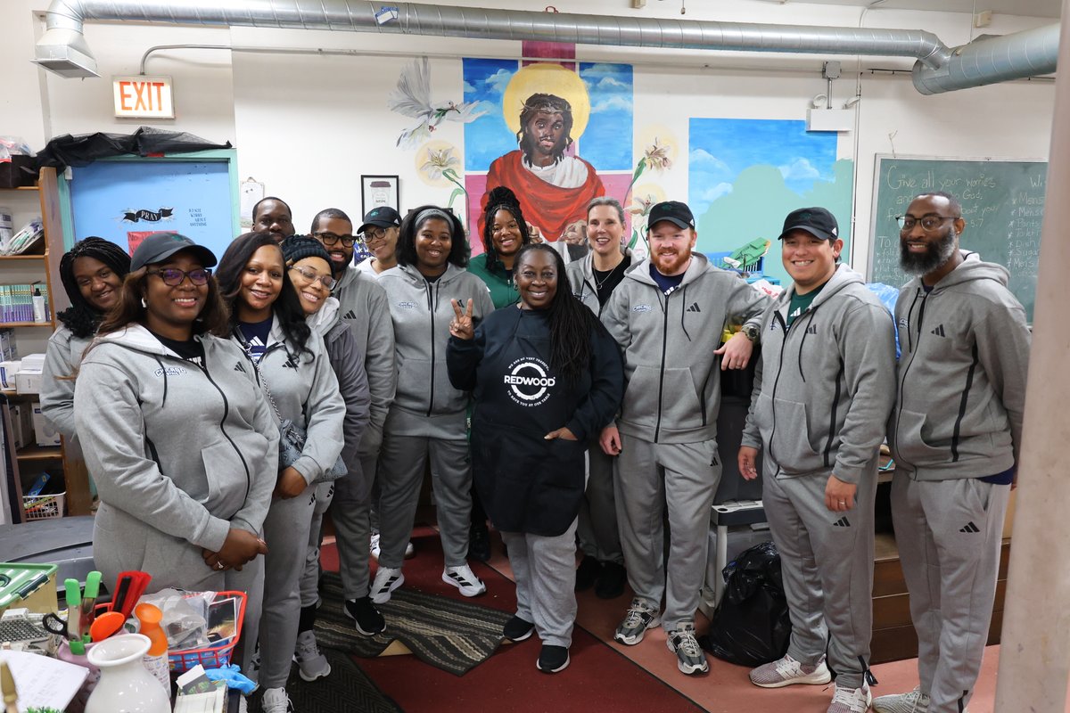 Serving with purpose. 💚 

Chicago State Athletics administration spent the morning at Freida’s Place Soup Kitchen, giving back to the community that supports us every day.

#GivingBack #CSUAthletics