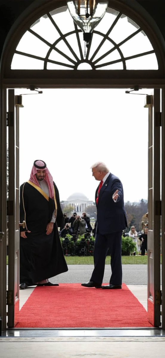 gmal1220's tweet photo. يسكت الاعلام والصورة تكلم 
سيدي هو الزعيم بكل دولة 

الدول من هيبته صارت تعلم 
وان حضر طاعو كلامه وخضعو له

#جمال_البدراني
#ولي_العهد_الأمير_محمد_بن_سلمان https://t.co/OxdLD0fTtO