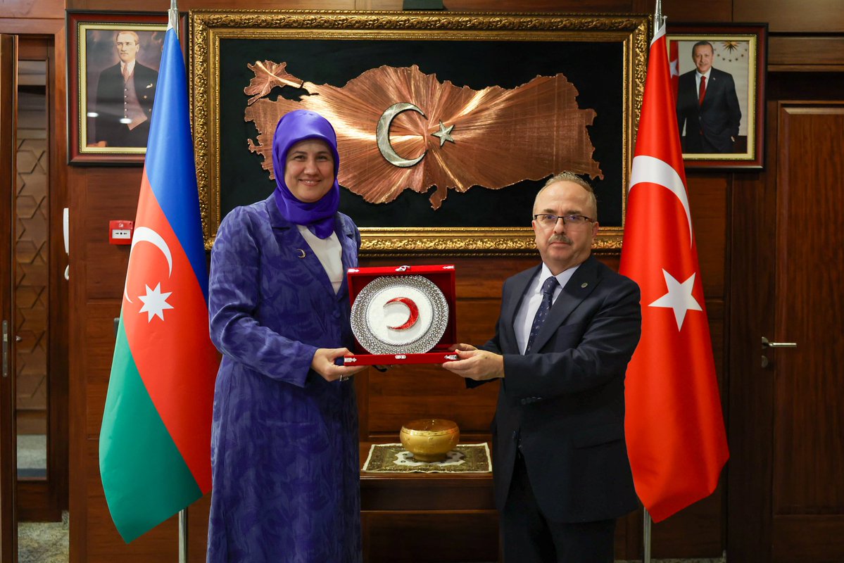 Azerbaycan'a resmi bir ziyarette bulunan Türk Kızılay Genel Başkanı Prof. Dr. Fatma Meriç Yılmaz beraberindeki heyetle Büyükelçimiz <a href="/Birol_Akgun/">Birol Akgün 🇹🇷</a>'ü ziyaret etmiştir.