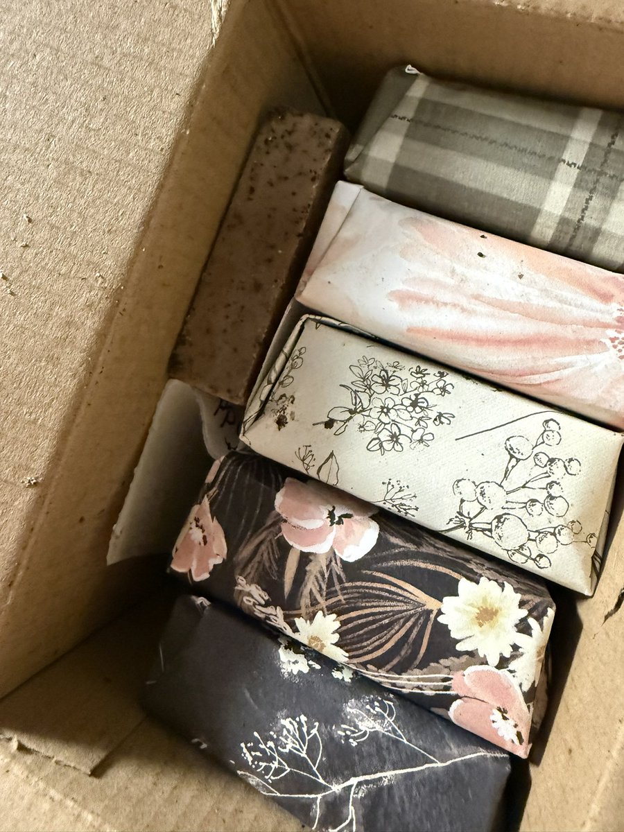 LAMiKiNGBiNG's tweet image. Feliz 🙂 como una lombriz 🪱 

You’re the absolute best @SimplySoapology thank you so much for sending the coffee bar I wanted so bad 🥰

The excitement that spread through our home when I said “our soaps are here” was hilarious!

@ELMiKiNGBiNG “I can’t wait to shower tonight” 🤭