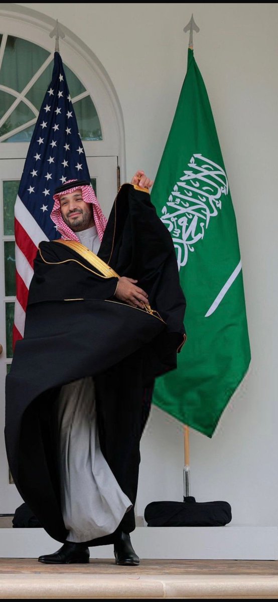 نهض بالمملكة إلى آفاق جديدة، وفتح أبواب التطوير والابتكار، وجعل العالم ينظر إلى السعودية بإعجاب واحترام.
قائدٌ يؤمن بالإنسان، ويستثمر في قدراته، ويضع مصلحة الوطن فوق كل شيء.

سلامٌ على خطواته…
وتوفيقٌ يلازمه…
وعزٌّ ورفعةٌ لهذا الوطن بقيادته.

#ولي_العهد_الأمير_محمد_بن_سلمان