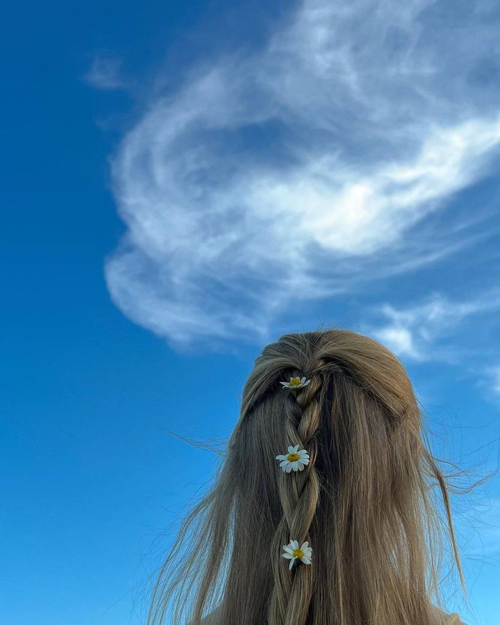 گـ تلك البنت الريفيه التي گانت تأتي 
في القصص القديمه : عفويه ، هادئه
واحيان كثيره‍ مجنونه تعشق المرح
لا يلفتها سوى الجمال حولها
لاتسعى لشئ سوى أن تهنأ بما تحب 
بعيد عن صخب كل ماهو زائف. تهرب 
بعيدا عن كل قلب يحمل التلون.
جمال روحها يطبع على وجهها
هي براقه بسيطه وعميقه 🤏🏻
#نبذه