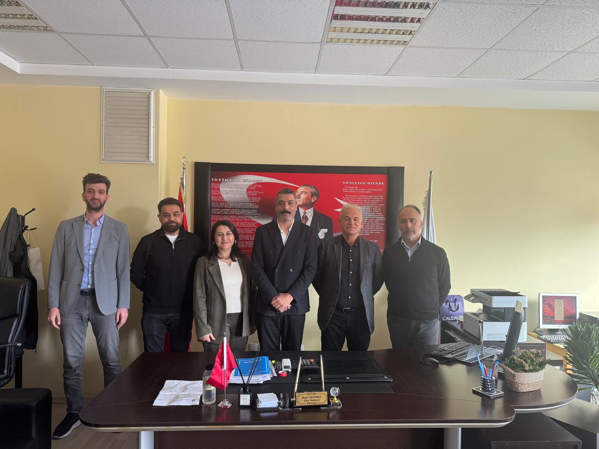 Öğrencimiz Şehit Uğur Taşçı İlkokulu Müdürü Suat Sönmez’i okulunda ziyaret ettik. Değerli öğrencimize ve ekibine konukseverlikleri için teşekkür ediyoruz.