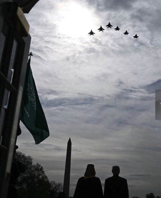 مافيه قمّه ما جاها عاصب الهمّه
دوّر وتلقى عليها جرّة "محمد" 🇸🇦💚

#محمد_بن_سلمان_في_واشنطن 
 #MBSINUSA