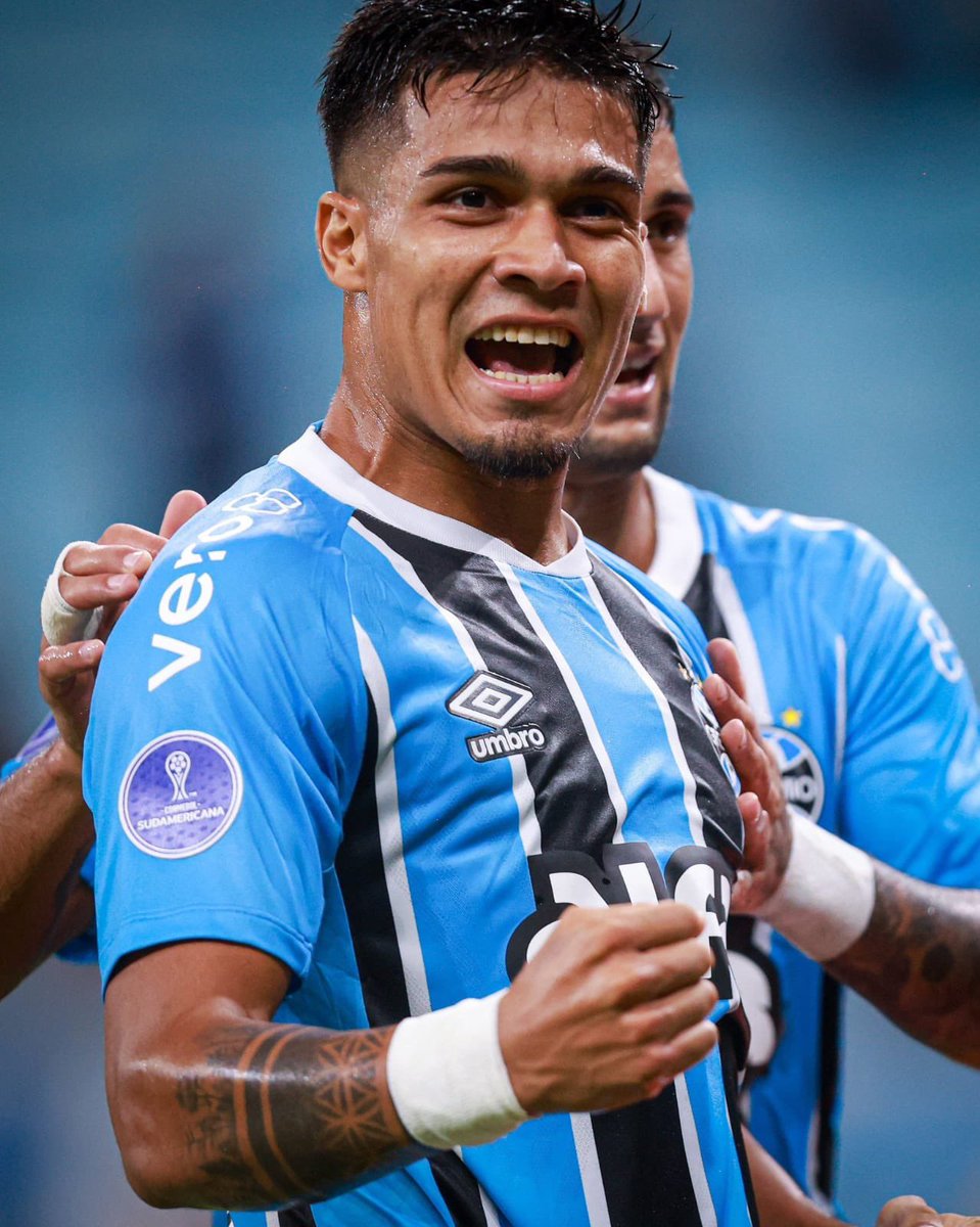 soccergfbpa's tweet photo. 🚨GRÊMIO SOFRE TRANSFERBAN DA FIFA: Clube está impedido de inscrever novos jogadores até pagar a dívida.

Não foi especificado a negociação que gerou a punição, mas tudo indica que seja pelo empréstimo de Matías Arezo.

🗞️ @geglobo 
📸 Lucas Uebel | Grêmio FBPA https://t.co/DZDSpSGstc