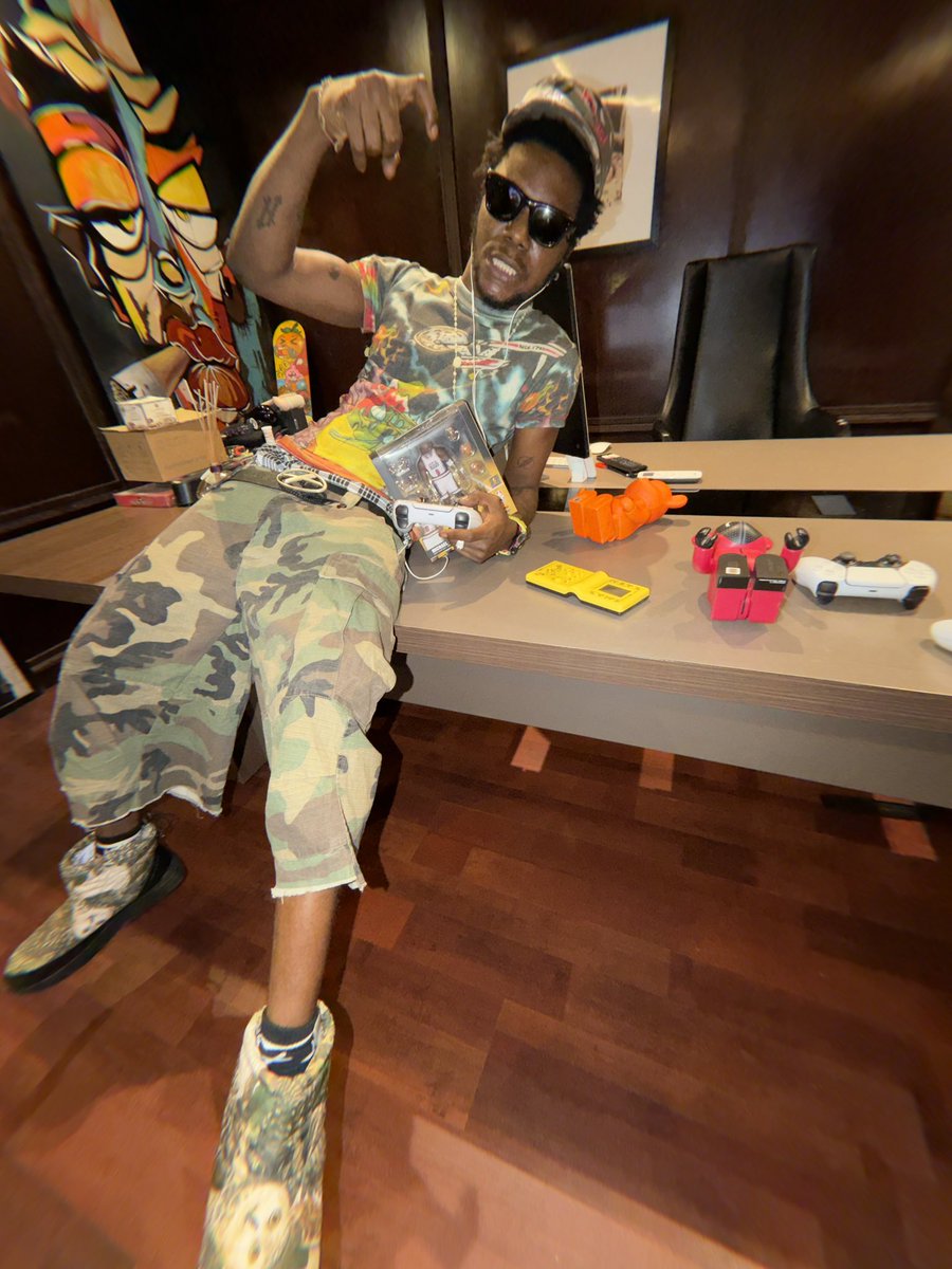isokoboy12's tweet photo. If you fall, rise. If you rise, stand. If you stand, move. Street law steady on the motion. 👁️ https://t.co/UA2CErKlD5