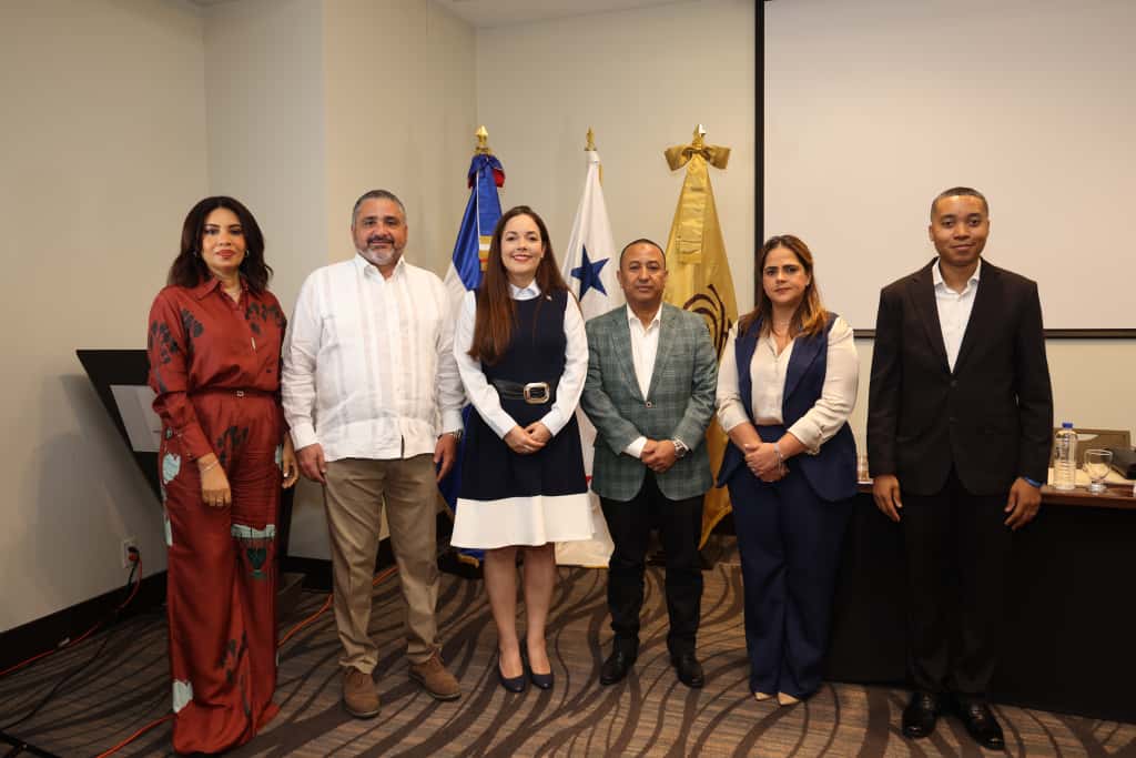 Panamá recibió a la delegación de la #JCE, encabezada por la miembro titular del #PlenoJCE y coordinadora de la Comisión del Voto en el Exterior, Hirayda Fernández Guzmán (<a href="/hiraydamarcelle/">Hirayda Fernández Guzmán</a>), junto al miembro titular del Pleno, Samir Chami Isa (<a href="/samirchamiisa/">Samir Chami Isa</a>), y el director del