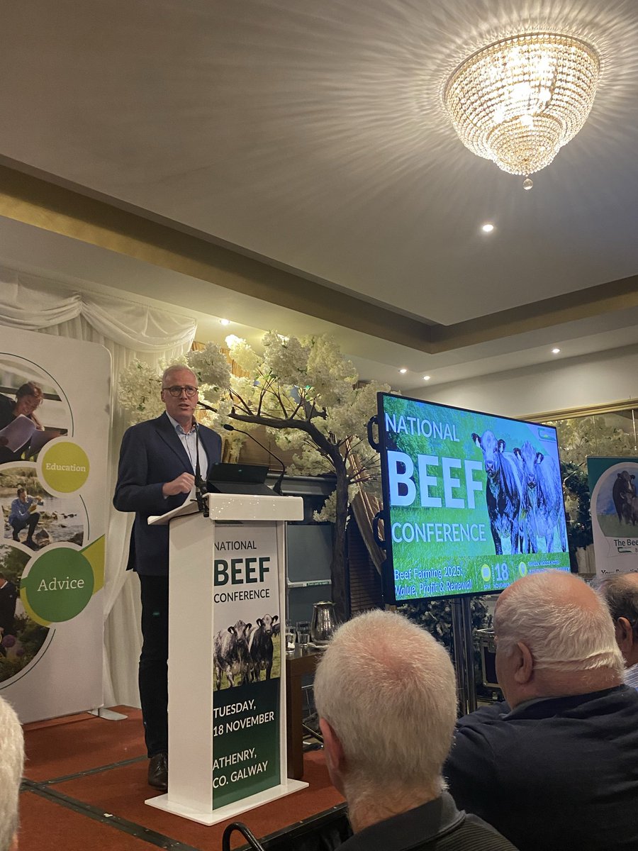 <a href="/DamienOhReilly/">Damien O'Reilly</a> kicking off the second session at the <a href="/teagasc/">Teagasc</a> #beefconference in Athenry. Standing room only here with over 500 attendees present. Struck by the number of young people in the room, it’s great to see in the context of the generational renewal challenge.