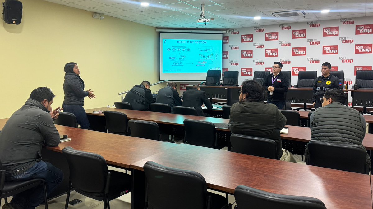 ecu911Ibarra's tweet photo. #Tulcán | Recibimos la grata visita de funcionarios de @alcaldiaTulcan @EpmapaT04 y @emelnorte en la sala de capacitación del @ECU911_. 

Los presentes conocieron el Modelo de Gestión del #ECU911, el buen uso de la #LíneaÚnicaParaEmergencias 9️⃣1️⃣1️⃣, la operatividad de #VideovigilanciaECU911 y de esa manera consolidar la articulación interinstitucional para brindar una respuesta oportuna ante emergencias.

#ECU911BrindaSeguridadIntegral