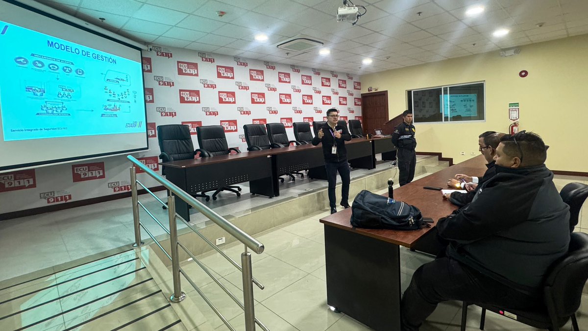 ecu911Ibarra's tweet photo. #Tulcán | Recibimos la grata visita de funcionarios de @alcaldiaTulcan @EpmapaT04 y @emelnorte en la sala de capacitación del @ECU911_. 

Los presentes conocieron el Modelo de Gestión del #ECU911, el buen uso de la #LíneaÚnicaParaEmergencias 9️⃣1️⃣1️⃣, la operatividad de #VideovigilanciaECU911 y de esa manera consolidar la articulación interinstitucional para brindar una respuesta oportuna ante emergencias.

#ECU911BrindaSeguridadIntegral