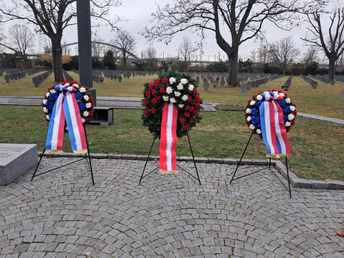 FTressard's tweet image. 🇫🇷🇩🇪🇦🇹
Merci au @SF_Siege pour sa photo lors de la cérémonie du 16 novembre au Cimetière central de #Vienne. Un moment en mémoire de toutes les victimes de guerre, à l’occasion, en présence des ambassadeurs de France et d’Allemagne. @franceautriche @BotschaftWien
#Mémoire #Paix