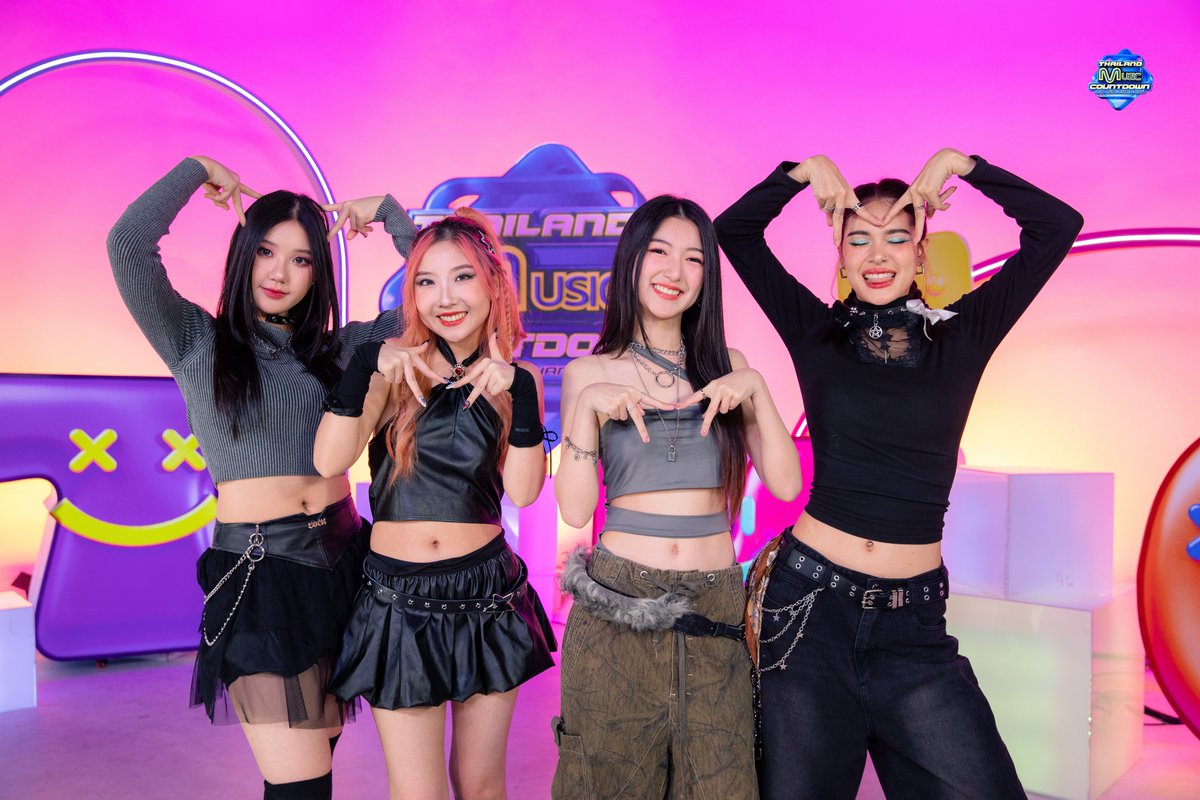 TMCcountdown's tweet image. [𝑷𝑹𝑶𝑭𝑰𝑳𝑬✨] HighVibes - เฮาะ เฮาะ เฮาะ (LoL) | Thailand Music Countdown 

#highvibes #HighVibesLoL #TMC_EP26 #TMC2025 #ThailandMusicCountdown #TrueCJCreations #Ch3Thailand