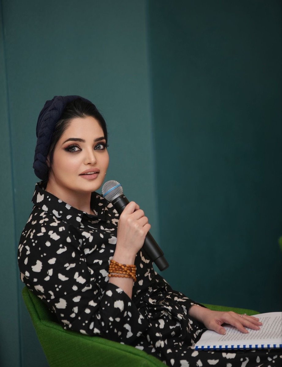 "دكة في غابة هايدغر.. وأغنية في عدن."

في صيف 2004 وصلنا إلى مدينة عدن جنوب اليمن. كان ذلك الانتقال أشبه بانقلاب خفي، لأنني لم أكن أعرف يومها أن المدن تغيّر أرواحنا ببطء كما تغيّر الرياح اتجاهها بلا ضجيج. استأجر والدي لنا بيتاً صغيراً جداً في نهاية جادة بعيدة، كأنها طرف منسي من