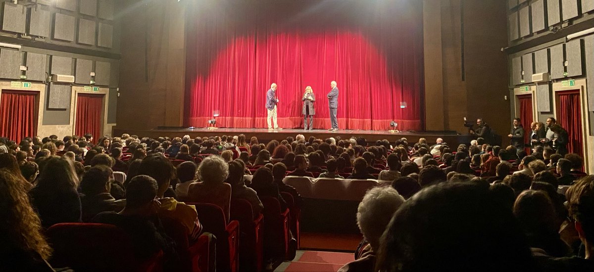 Oggi al Teatro Puccini c’è stata una manifestazione: “62 poltrone in memoria delle vittime delle mafie” con i racconti e le testimonianze dei familiari delle vittime. 
Una sala stracolma di ragazzi nati molto dopo le stagi di mafia, attenti, curiosi, pieni di domande.