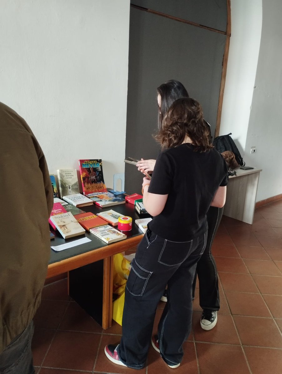 Ecco dove arrivano i libri salvati del progetto Pagine Viaggianti.
Arrivano all'istituto di istruzione superiore Farnese di Caprarola.
Nelle mani giovani e incantevoli.