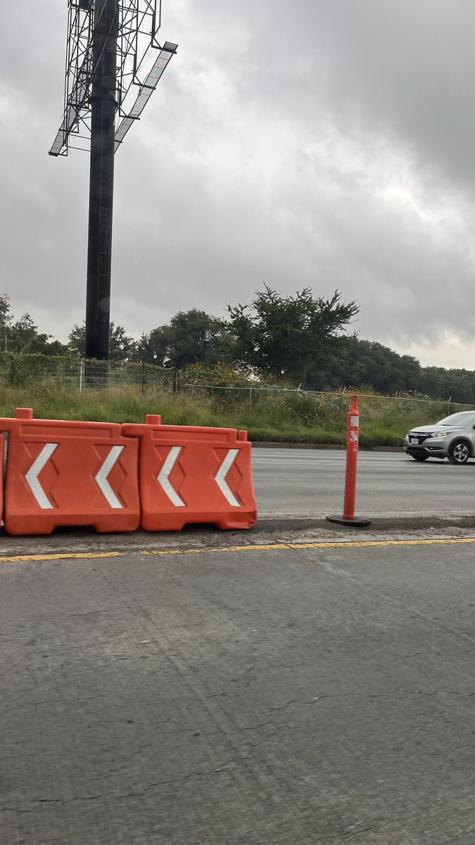 Vehículos de carga en horario prohibido por López Mateos y el contraflujo cerrado desde las 8:45 am de hoy ojo <a href="/policiavial/">Policia_vial_jalisco</a> <a href="/PabloLemusN/">Pablo Lemus Navarro</a> <a href="/Trafico_ZMG/">TráficoZMGuadalajara</a> fotos tomadas hoy