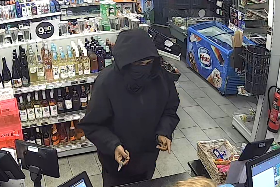 polneuch's tweet image. 🚨 Appel à témoins – Neuchâtel
Un individu masqué a menacé une employée avec un couteau à la station-service des Draizes lundi vers 21h30, repartant avec env. 1000 CHF. Il est en fuite.
👉 Toute info utile : Police neuchâteloise 032 889 9000.