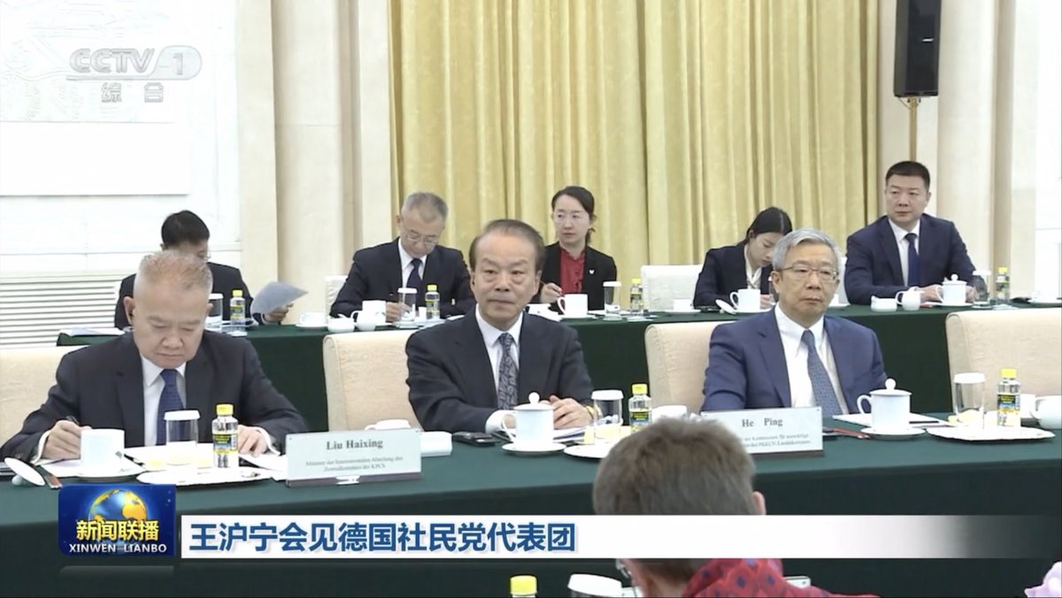 卸任政协专委会副主任后，央行原行长易纲照常出席外事活动。目前，易纲仍然是第十四届全国政协常委。