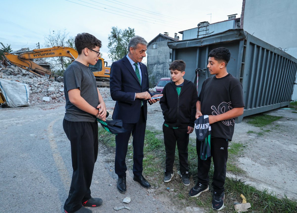 sbYusufAlemdar's tweet photo. Adapazarı, Alparslan Türkeş Caddesi’nde incelemeler sonrası çevrede ikamet eden hemşehrilerimizle selamlaştık, gençlerle sohbet ettik.

Okul dönüşü denk geldiğim evlatlarımızla şehrimizin renklerini buluşturdum 💚🖤

Şehrimizde samimiyet ve kardeşlik var, ne kadar şükretsek az kalır.